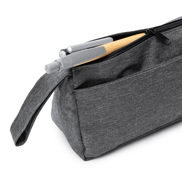 Estuche triangular realizado en 300D RPET con | YULIA (NE1535)