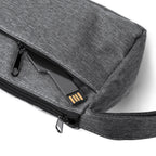 Estuche triangular realizado en 300D RPET con | YULIA (NE1535)