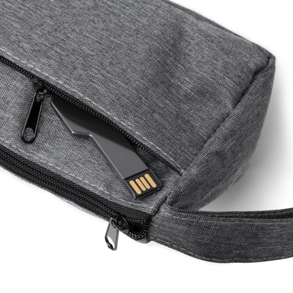Estuche triangular realizado en 300D RPET con | YULIA (NE1535)