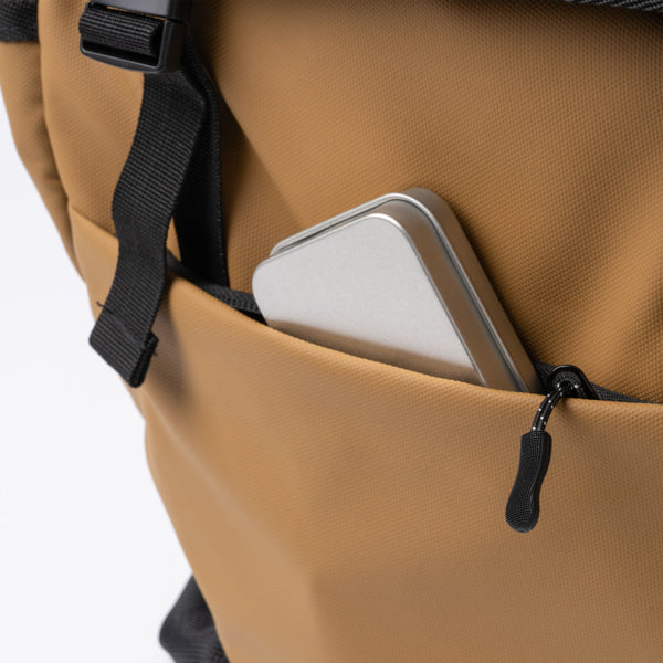 Mochila con solapa realizada en PU Leather | TROIS (MO1743)